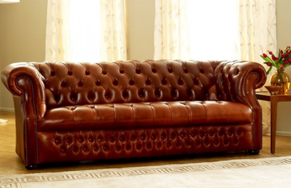 Sofa Berbahan Kulit dengan Detail Tombol